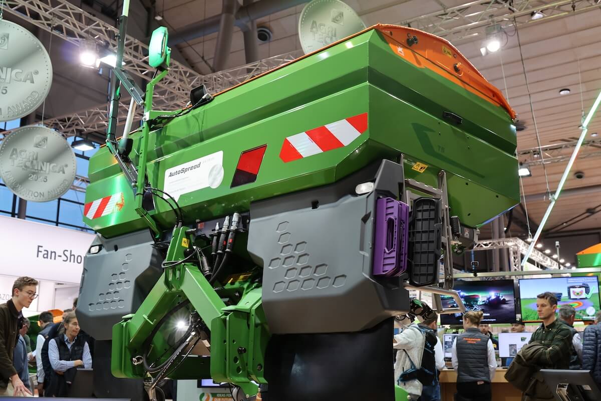 I sensori AutoSpread rilevano non solo la direzione ma anche la distanza di lancio per determinare lo schema di spargimento reale